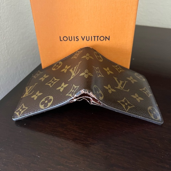 Louis Vuitton bi-fold wallet.  Box is not included - Picture 3 of 5